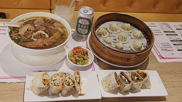 北芳園 專業精緻牛肉麵(信義店)：「台北牛肉麵」【北芳園專業精緻牛肉麵】藝人蕭敬騰愛吃，連觀光局、食尚玩家都指定必吃的牛肉麵店！