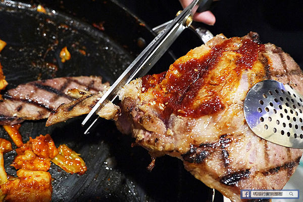 OMAYA春川炒雞(士林中正店)：◆台北士林。捷運士林站【OMAYA春川炒雞-士林中正店】韓式美味無法擋！韓式春川炒雞。10盎司屠夫厚切豬排