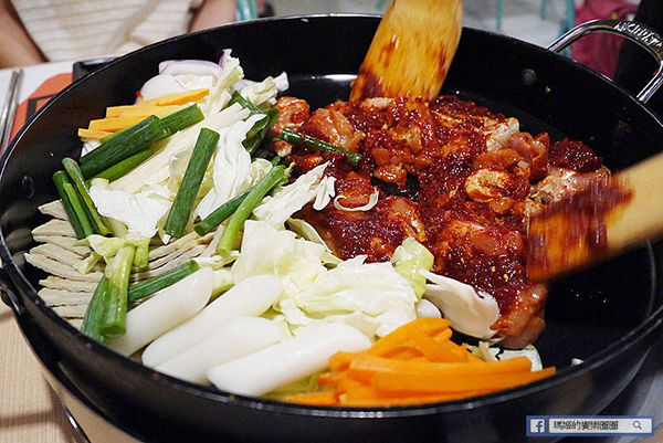 OMAYA春川炒雞(士林中正店)：◆台北士林。捷運士林站【OMAYA春川炒雞-士林中正店】韓式美味無法擋！韓式春川炒雞。10盎司屠夫厚切豬排