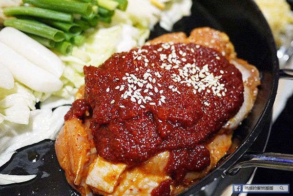 OMAYA春川炒雞(士林中正店)：◆台北士林。捷運士林站【OMAYA春川炒雞-士林中正店】韓式美味無法擋！韓式春川炒雞。10盎司屠夫厚切豬排