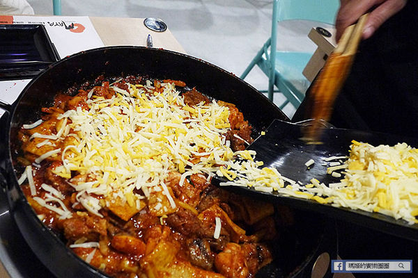 OMAYA春川炒雞(士林中正店)：◆台北士林。捷運士林站【OMAYA春川炒雞-士林中正店】韓式美味無法擋！韓式春川炒雞。10盎司屠夫厚切豬排