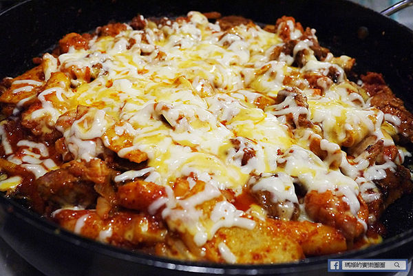 OMAYA春川炒雞(士林中正店)：◆台北士林。捷運士林站【OMAYA春川炒雞-士林中正店】韓式美味無法擋！韓式春川炒雞。10盎司屠夫厚切豬排