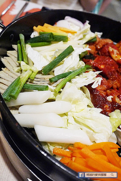 OMAYA春川炒雞(士林中正店)：◆台北士林。捷運士林站【OMAYA春川炒雞-士林中正店】韓式美味無法擋！韓式春川炒雞。10盎司屠夫厚切豬排