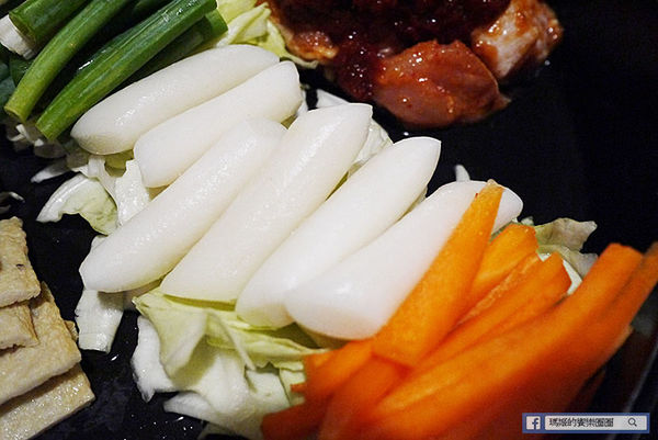 OMAYA春川炒雞(士林中正店)：◆台北士林。捷運士林站【OMAYA春川炒雞-士林中正店】韓式美味無法擋！韓式春川炒雞。10盎司屠夫厚切豬排