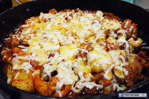 OMAYA春川炒雞(士林中正店)：◆台北士林。捷運士林站【OMAYA春川炒雞-士林中正店】韓式美味無法擋！韓式春川炒雞。10盎司屠夫厚切豬排