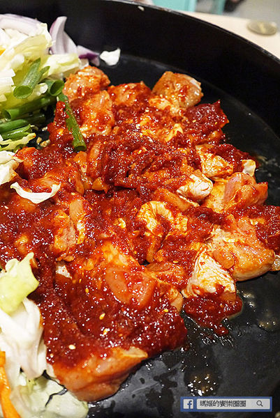 OMAYA春川炒雞(士林中正店)：◆台北士林。捷運士林站【OMAYA春川炒雞-士林中正店】韓式美味無法擋！韓式春川炒雞。10盎司屠夫厚切豬排