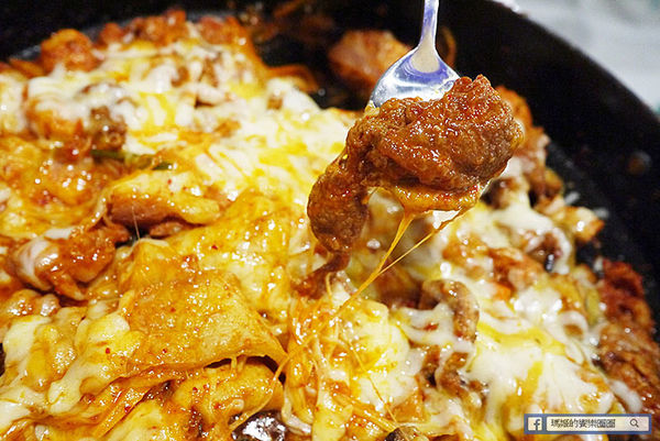 OMAYA春川炒雞(士林中正店)：◆台北士林。捷運士林站【OMAYA春川炒雞-士林中正店】韓式美味無法擋！韓式春川炒雞。10盎司屠夫厚切豬排