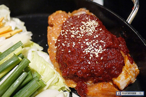 OMAYA春川炒雞(士林中正店)：◆台北士林。捷運士林站【OMAYA春川炒雞-士林中正店】韓式美味無法擋！韓式春川炒雞。10盎司屠夫厚切豬排