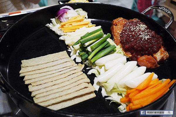 OMAYA春川炒雞(士林中正店)：◆台北士林。捷運士林站【OMAYA春川炒雞-士林中正店】韓式美味無法擋！韓式春川炒雞。10盎司屠夫厚切豬排