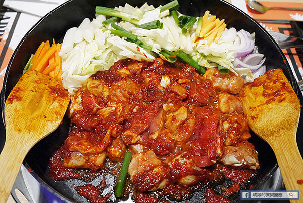 OMAYA春川炒雞(士林中正店)：◆台北士林。捷運士林站【OMAYA春川炒雞-士林中正店】韓式美味無法擋！韓式春川炒雞。10盎司屠夫厚切豬排