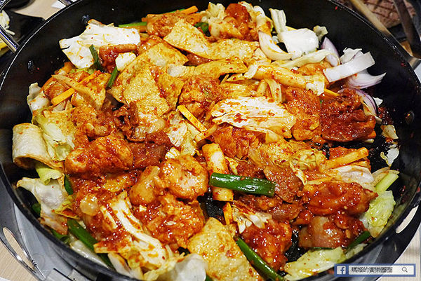 OMAYA春川炒雞(士林中正店)：◆台北士林。捷運士林站【OMAYA春川炒雞-士林中正店】韓式美味無法擋！韓式春川炒雞。10盎司屠夫厚切豬排