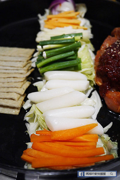 OMAYA春川炒雞(士林中正店)：◆台北士林。捷運士林站【OMAYA春川炒雞-士林中正店】韓式美味無法擋！韓式春川炒雞。10盎司屠夫厚切豬排