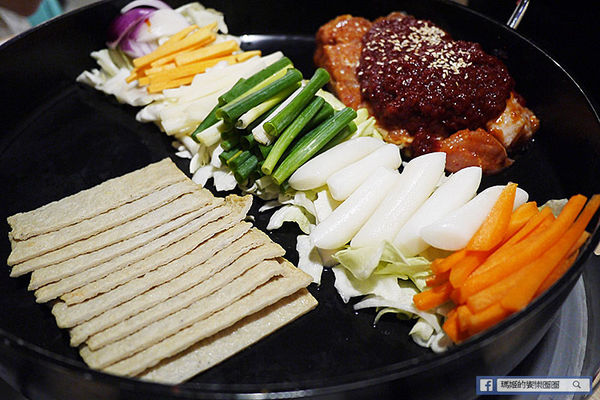 OMAYA春川炒雞(士林中正店)：◆台北士林。捷運士林站【OMAYA春川炒雞-士林中正店】韓式美味無法擋！韓式春川炒雞。10盎司屠夫厚切豬排