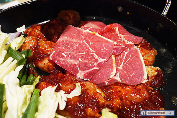 OMAYA春川炒雞(士林中正店)：◆台北士林。捷運士林站【OMAYA春川炒雞-士林中正店】韓式美味無法擋！韓式春川炒雞。10盎司屠夫厚切豬排