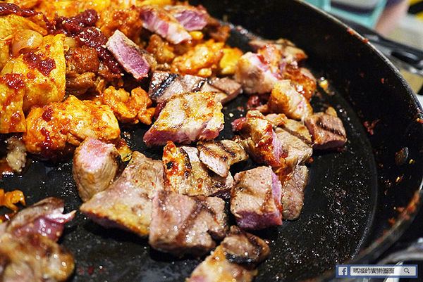 OMAYA春川炒雞(士林中正店)：◆台北士林。捷運士林站【OMAYA春川炒雞-士林中正店】韓式美味無法擋！韓式春川炒雞。10盎司屠夫厚切豬排