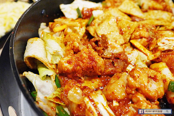 OMAYA春川炒雞(士林中正店)：◆台北士林。捷運士林站【OMAYA春川炒雞-士林中正店】韓式美味無法擋！韓式春川炒雞。10盎司屠夫厚切豬排