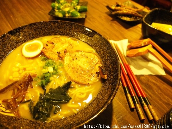 虎拉麵：【愛評口碑券】虎拉麵。高雄深夜隱藏版拉麵終於有店面啦！拉麵控的美味基地 必吃限量豪華豚骨拉麵