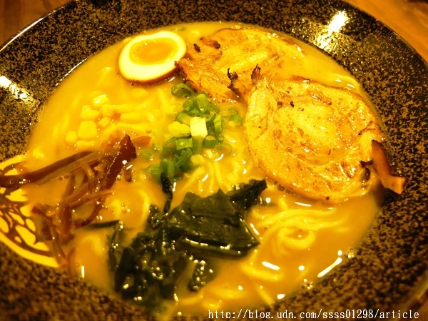 虎拉麵：【愛評口碑券】虎拉麵。高雄深夜隱藏版拉麵終於有店面啦！拉麵控的美味基地 必吃限量豪華豚骨拉麵