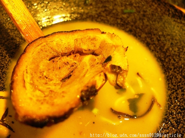 虎拉麵：【愛評口碑券】虎拉麵。高雄深夜隱藏版拉麵終於有店面啦！拉麵控的美味基地 必吃限量豪華豚骨拉麵