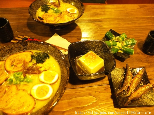 虎拉麵：【愛評口碑券】虎拉麵。高雄深夜隱藏版拉麵終於有店面啦！拉麵控的美味基地 必吃限量豪華豚骨拉麵