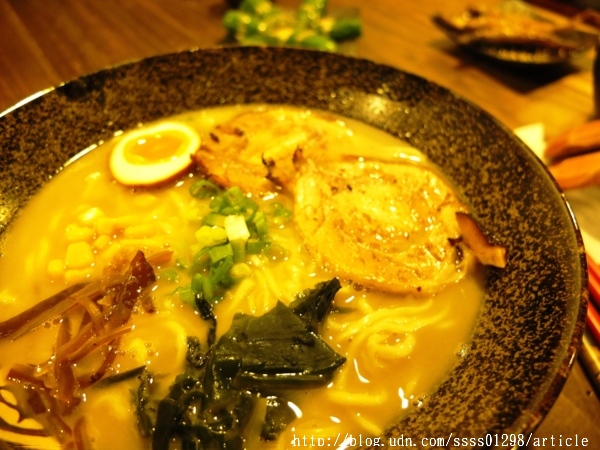 虎拉麵：【愛評口碑券】虎拉麵。高雄深夜隱藏版拉麵終於有店面啦！拉麵控的美味基地 必吃限量豪華豚骨拉麵