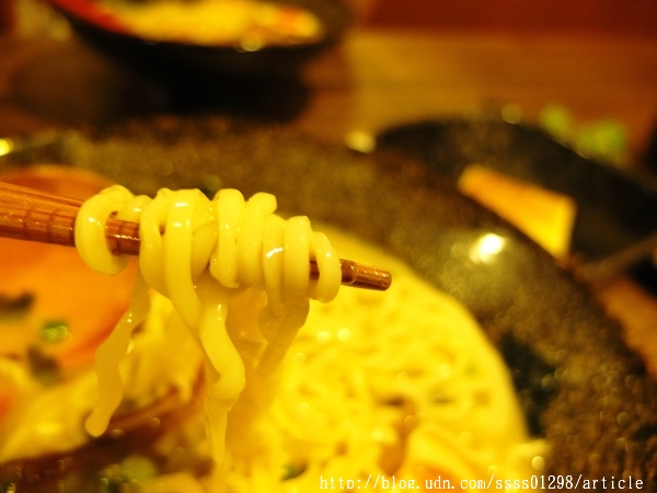 虎拉麵：【愛評口碑券】虎拉麵。高雄深夜隱藏版拉麵終於有店面啦！拉麵控的美味基地 必吃限量豪華豚骨拉麵