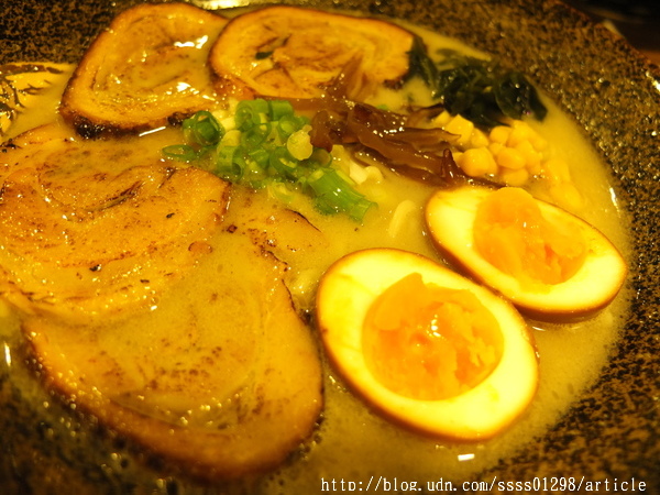 虎拉麵：【愛評口碑券】虎拉麵。高雄深夜隱藏版拉麵終於有店面啦！拉麵控的美味基地 必吃限量豪華豚骨拉麵