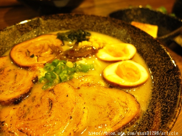 虎拉麵：【愛評口碑券】虎拉麵。高雄深夜隱藏版拉麵終於有店面啦！拉麵控的美味基地 必吃限量豪華豚骨拉麵