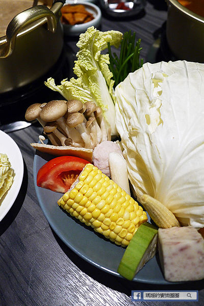 新沙洞韓國涮涮鍋:◆台北東區。捷運國父紀念館【新沙洞韓國涮涮鍋】東區韓式料理。韓式牛骨泡菜鍋。雞湯鍋。韓式炸雞。韓國美食。韓式火鍋