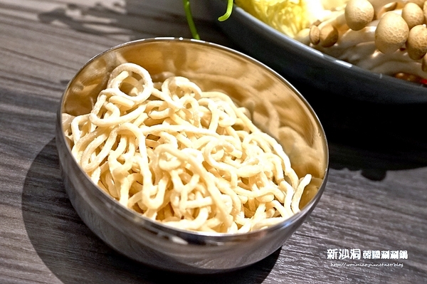 新沙洞韓國涮涮鍋:【東區韓式料理 推薦】韓迷們絕對要朝聖的韓國人蔘雞涮涮鍋/韓式炸雞 ✿✿ 新沙洞韓國涮涮鍋 ✿✿(完整菜單)