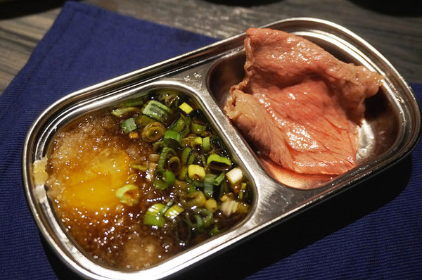 新沙洞韓國涮涮鍋：[國父紀念館] 新沙洞韓國涮涮鍋：韓式湯底+高檔食材+道地小菜&炸雞的特色火鍋 /東區韓式料理/