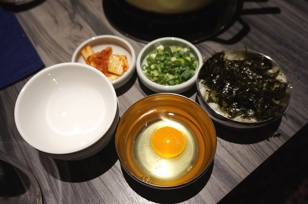 新沙洞韓國涮涮鍋：[國父紀念館] 新沙洞韓國涮涮鍋：韓式湯底+高檔食材+道地小菜&炸雞的特色火鍋 /東區韓式料理/