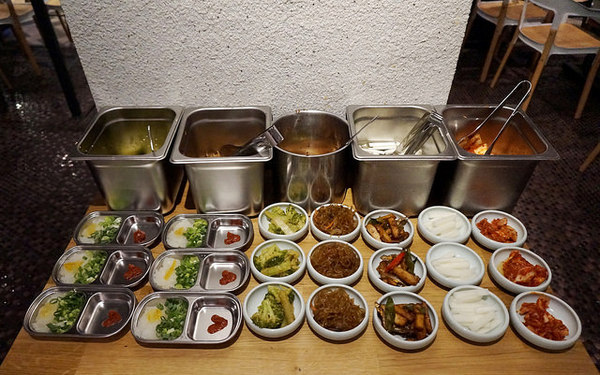 新沙洞韓國涮涮鍋：[國父紀念館] 新沙洞韓國涮涮鍋：韓式湯底+高檔食材+道地小菜&炸雞的特色火鍋 /東區韓式料理/