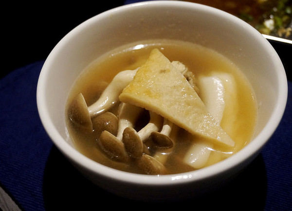 新沙洞韓國涮涮鍋：[國父紀念館] 新沙洞韓國涮涮鍋：韓式湯底+高檔食材+道地小菜&炸雞的特色火鍋 /東區韓式料理/