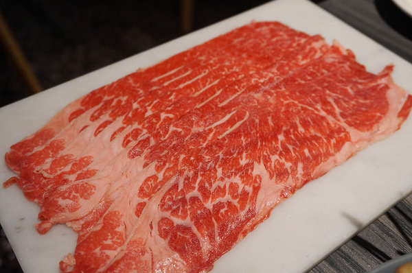 新沙洞韓國涮涮鍋：[國父紀念館] 新沙洞韓國涮涮鍋：韓式湯底+高檔食材+道地小菜&炸雞的特色火鍋 /東區韓式料理/