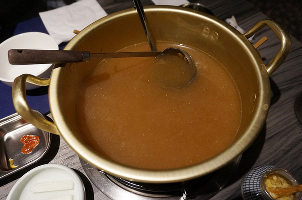 新沙洞韓國涮涮鍋：[國父紀念館] 新沙洞韓國涮涮鍋：韓式湯底+高檔食材+道地小菜&炸雞的特色火鍋 /東區韓式料理/