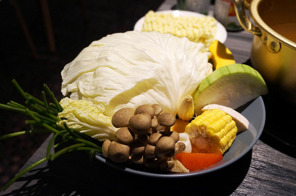 新沙洞韓國涮涮鍋：[國父紀念館] 新沙洞韓國涮涮鍋：韓式湯底+高檔食材+道地小菜&炸雞的特色火鍋 /東區韓式料理/