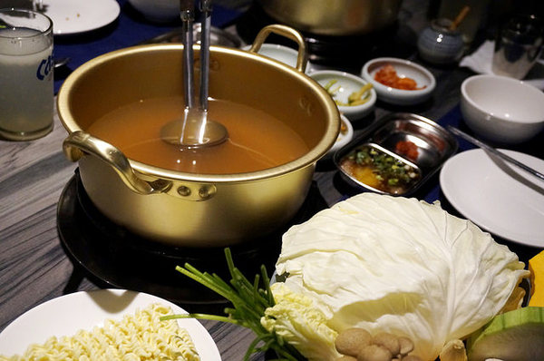 新沙洞韓國涮涮鍋：[國父紀念館] 新沙洞韓國涮涮鍋：韓式湯底+高檔食材+道地小菜&炸雞的特色火鍋 /東區韓式料理/