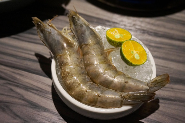 新沙洞韓國涮涮鍋：[國父紀念館] 新沙洞韓國涮涮鍋：韓式湯底+高檔食材+道地小菜&炸雞的特色火鍋 /東區韓式料理/