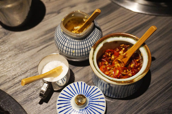 新沙洞韓國涮涮鍋：[國父紀念館] 新沙洞韓國涮涮鍋：韓式湯底+高檔食材+道地小菜&炸雞的特色火鍋 /東區韓式料理/