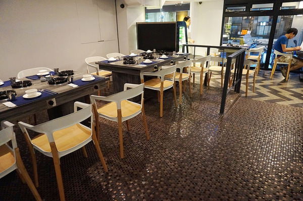 新沙洞韓國涮涮鍋：[國父紀念館] 新沙洞韓國涮涮鍋：韓式湯底+高檔食材+道地小菜&炸雞的特色火鍋 /東區韓式料理/