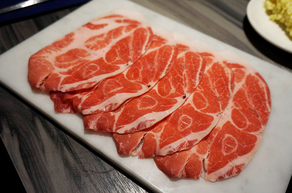 新沙洞韓國涮涮鍋：[國父紀念館] 新沙洞韓國涮涮鍋：韓式湯底+高檔食材+道地小菜&炸雞的特色火鍋 /東區韓式料理/