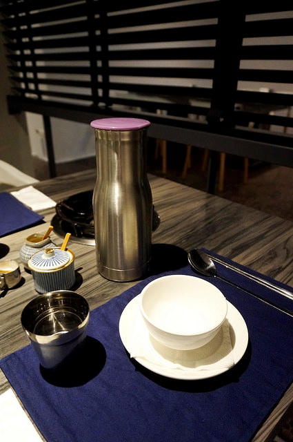 新沙洞韓國涮涮鍋：[國父紀念館] 新沙洞韓國涮涮鍋：韓式湯底+高檔食材+道地小菜&炸雞的特色火鍋 /東區韓式料理/