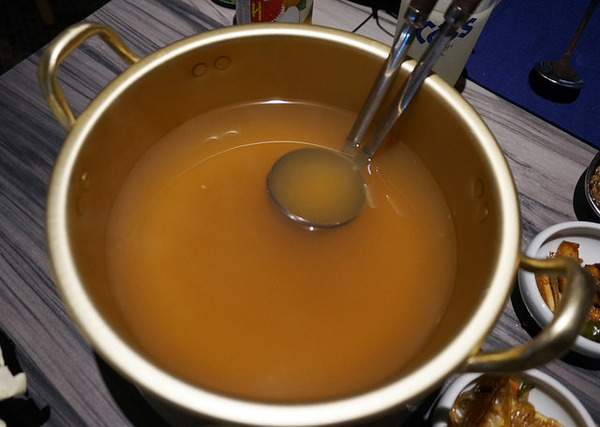 新沙洞韓國涮涮鍋：[國父紀念館] 新沙洞韓國涮涮鍋：韓式湯底+高檔食材+道地小菜&炸雞的特色火鍋 /東區韓式料理/