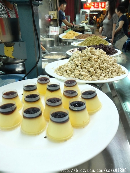 八寶冰花生仁湯:【美食特搜。台南中西區】石精臼謝家八寶冰(民族路八寶冰)。台南府城吃冰好去處 清涼美味的傳統八寶冰