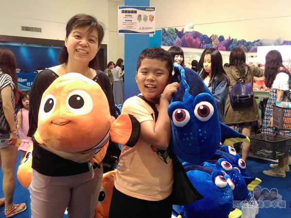海底總動員2夏日快閃店12-與尼莫和多莉布偶合影