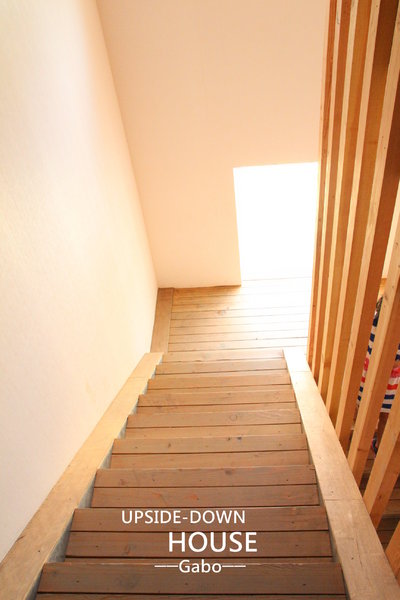 【高雄♥】來到駁二顛倒屋，感受反轉世界的魅力。：【高雄】這個世界造反啦！怎麼拍都好拍，駁二顛倒屋！（七月底前穿比基尼免費入場！