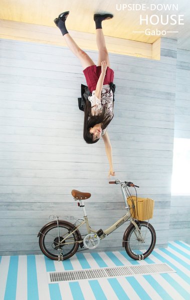 【高雄♥】來到駁二顛倒屋，感受反轉世界的魅力。：【高雄】這個世界造反啦！怎麼拍都好拍，駁二顛倒屋！（七月底前穿比基尼免費入場！