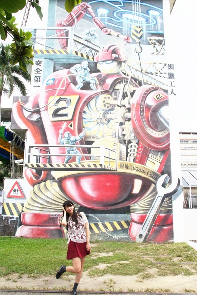 【高雄♥】來到駁二顛倒屋，感受反轉世界的魅力。：【高雄】這個世界造反啦！怎麼拍都好拍，駁二顛倒屋！（七月底前穿比基尼免費入場！