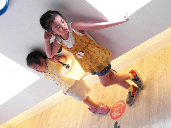 【高雄♥】來到駁二顛倒屋，感受反轉世界的魅力。：【高雄】這個世界造反啦！怎麼拍都好拍，駁二顛倒屋！（七月底前穿比基尼免費入場！